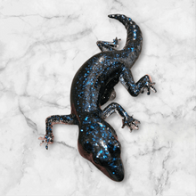 Load image into Gallery viewer, Blue resin gecko - Mariposa Rainbow Boutique

