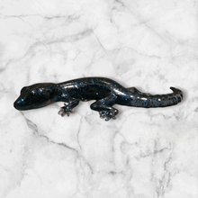 Load image into Gallery viewer, Blue resin gecko - Mariposa Rainbow Boutique
