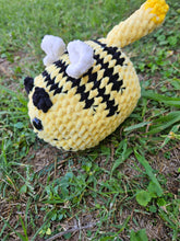 Load image into Gallery viewer, Bumble bee loaf cat crochet amgrumni - Mariposa Rainbow Boutique
