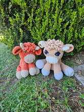 Load image into Gallery viewer, Highland Cow Crochet Sitting - Mariposa Rainbow Boutique
