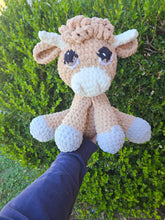 Load image into Gallery viewer, Highland Cow Crochet Sitting - Mariposa Rainbow Boutique

