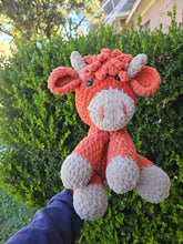 Load image into Gallery viewer, Highland Cow Crochet Sitting - Mariposa Rainbow Boutique
